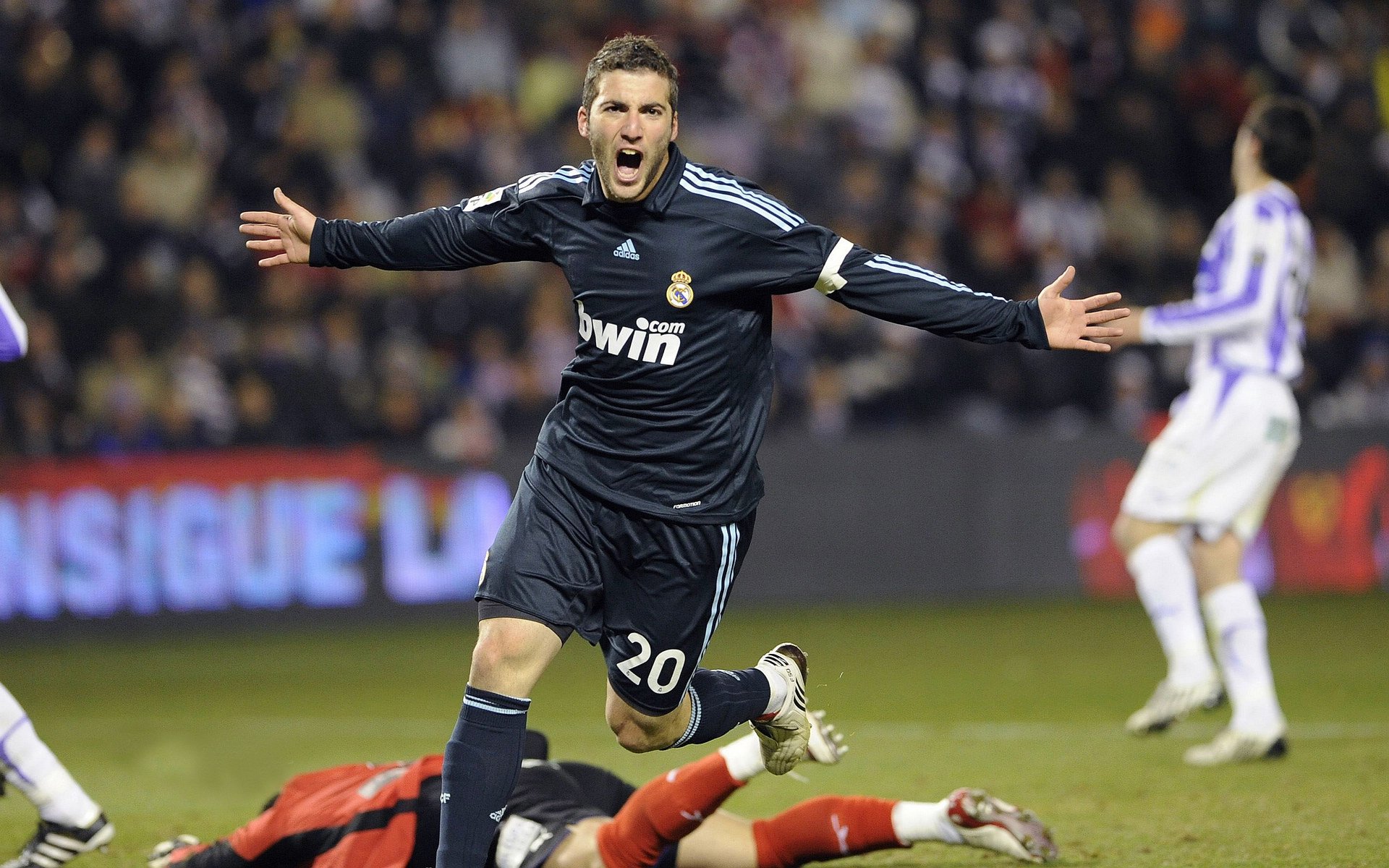 瑞典选手 Brollan 与丹麦选手 Magisk 进行战术交流，丹麦瑞典比赛